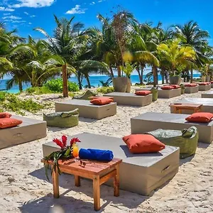 Mia Beachfront - Ocean View And Club טולום